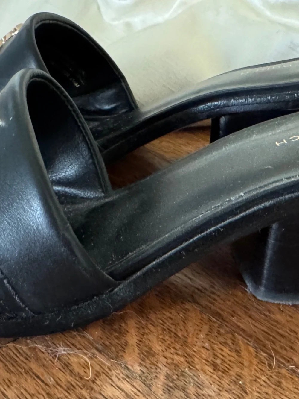 Tory Burch Everly Black Leather heeled Sandals with Gold Logo - Picture 3 of 8